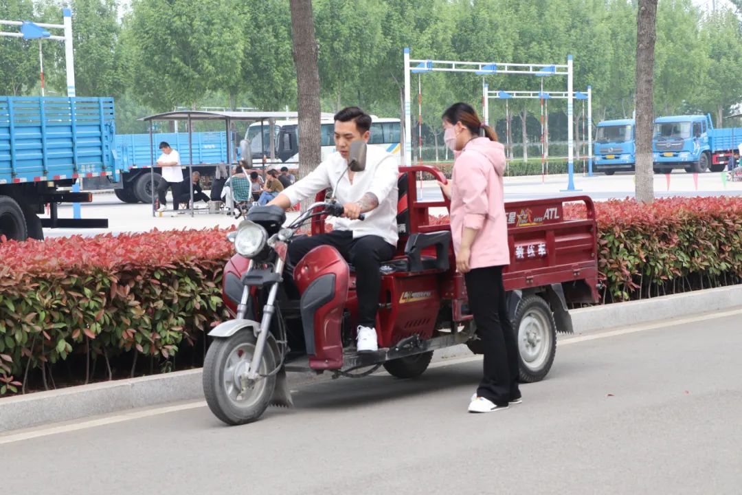 【濟(jì)寧大運(yùn)河駕?！縿趧?dòng)最光榮丨“五一”您學(xué)車我在崗！(圖3)